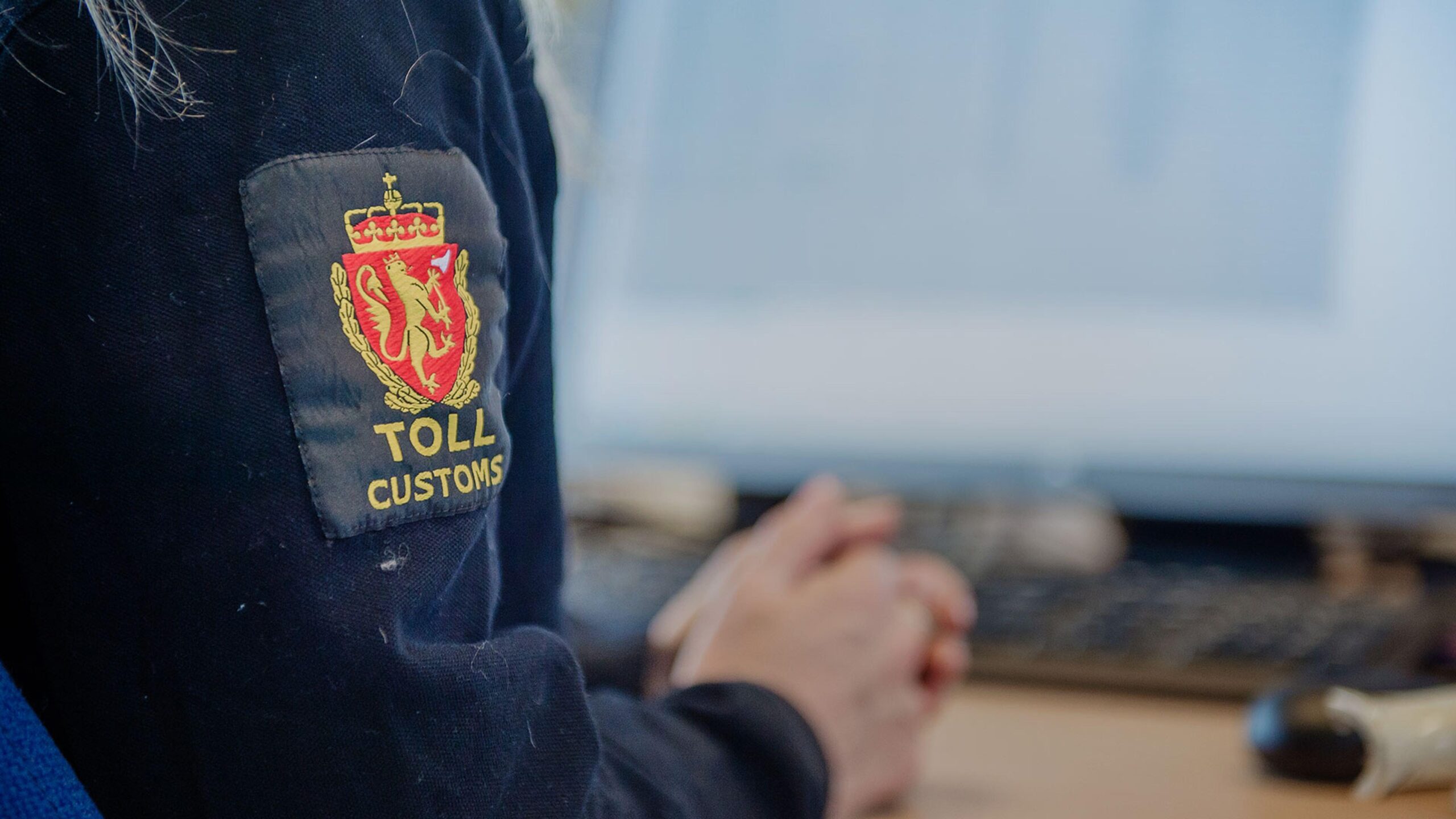 Importing into Spain Norwegian customs official processing imports Importing into Spain vs. Norwegian customs: officer reviewing digital import records